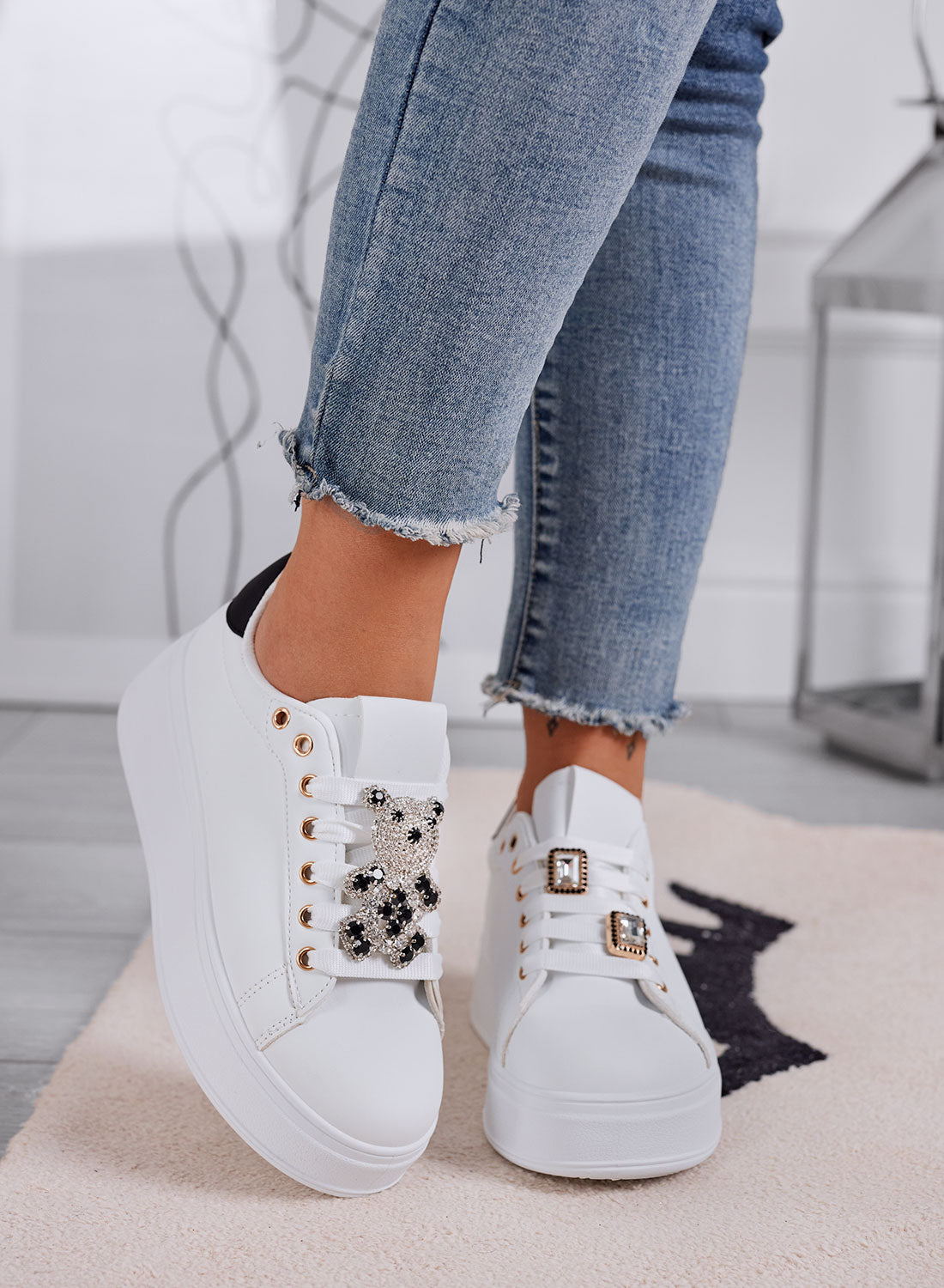 TANIA - Sneakers bianche nero con teddy gioiello