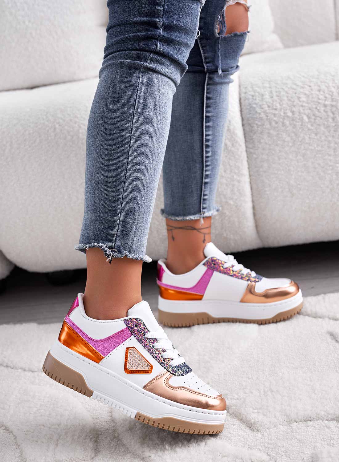 Sneakers bianche con pannelli a contrasto e glitter