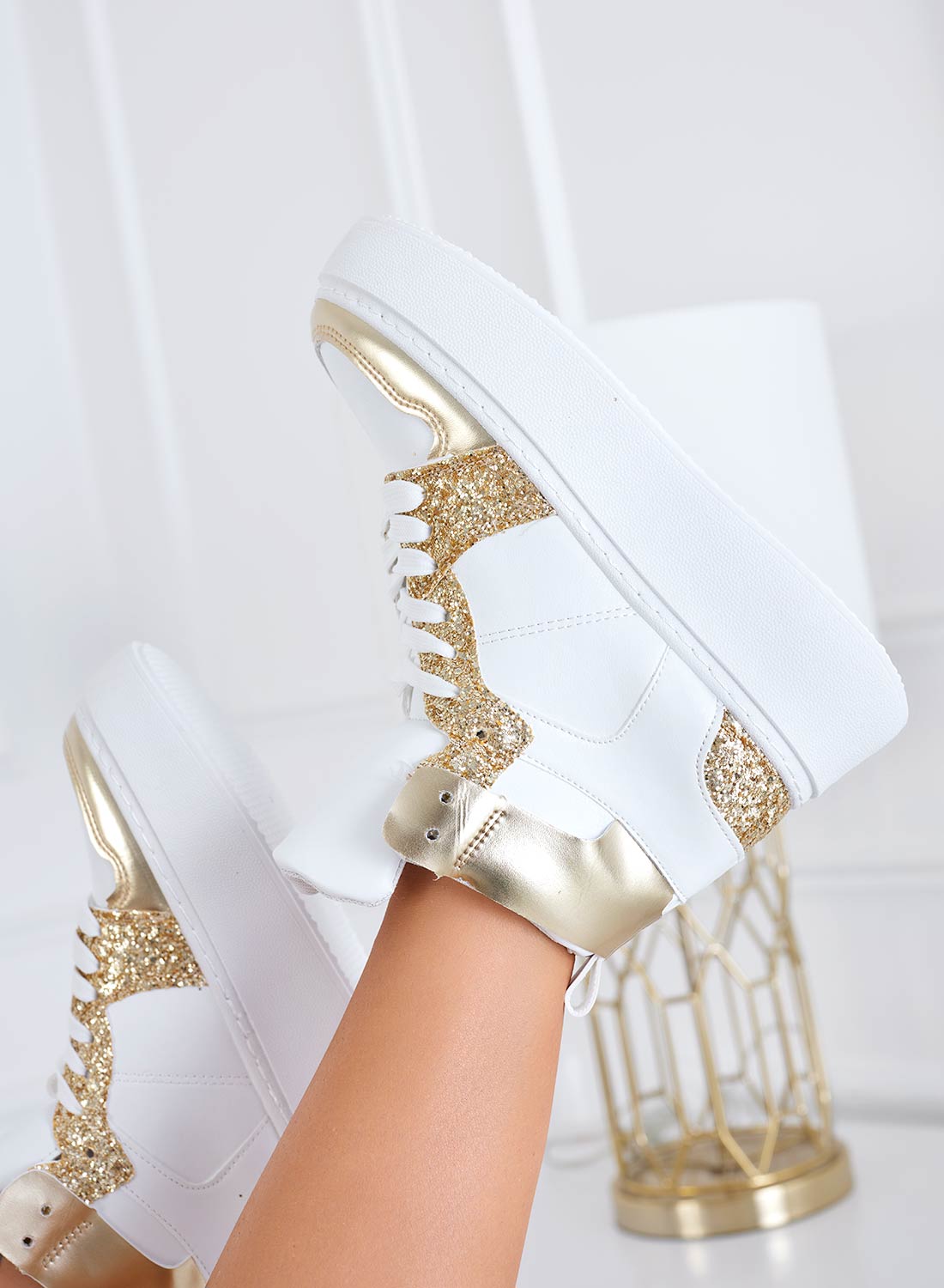 Sneakers bianche con inserti glitter oro