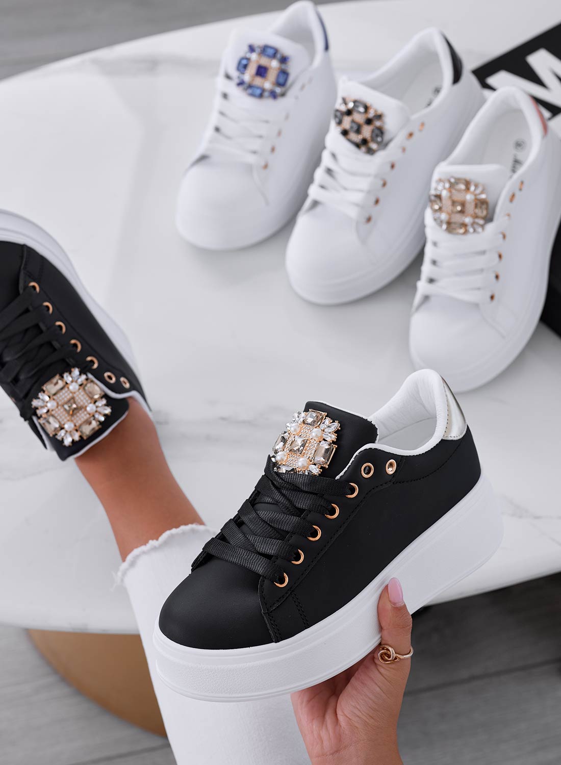 SOPHIE - Sneakers nere con applicazione gioiello e retro oro