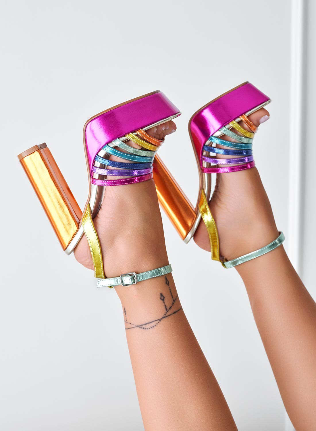 Sandali stringati multicolor con tacco alto