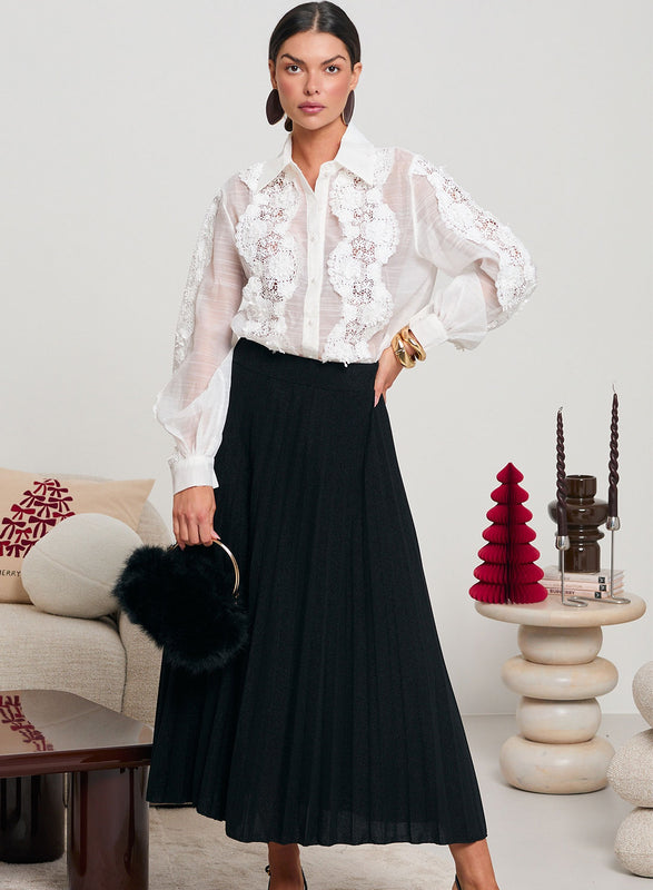 Camicia bianca con pizzo macramè e bottoni in perle