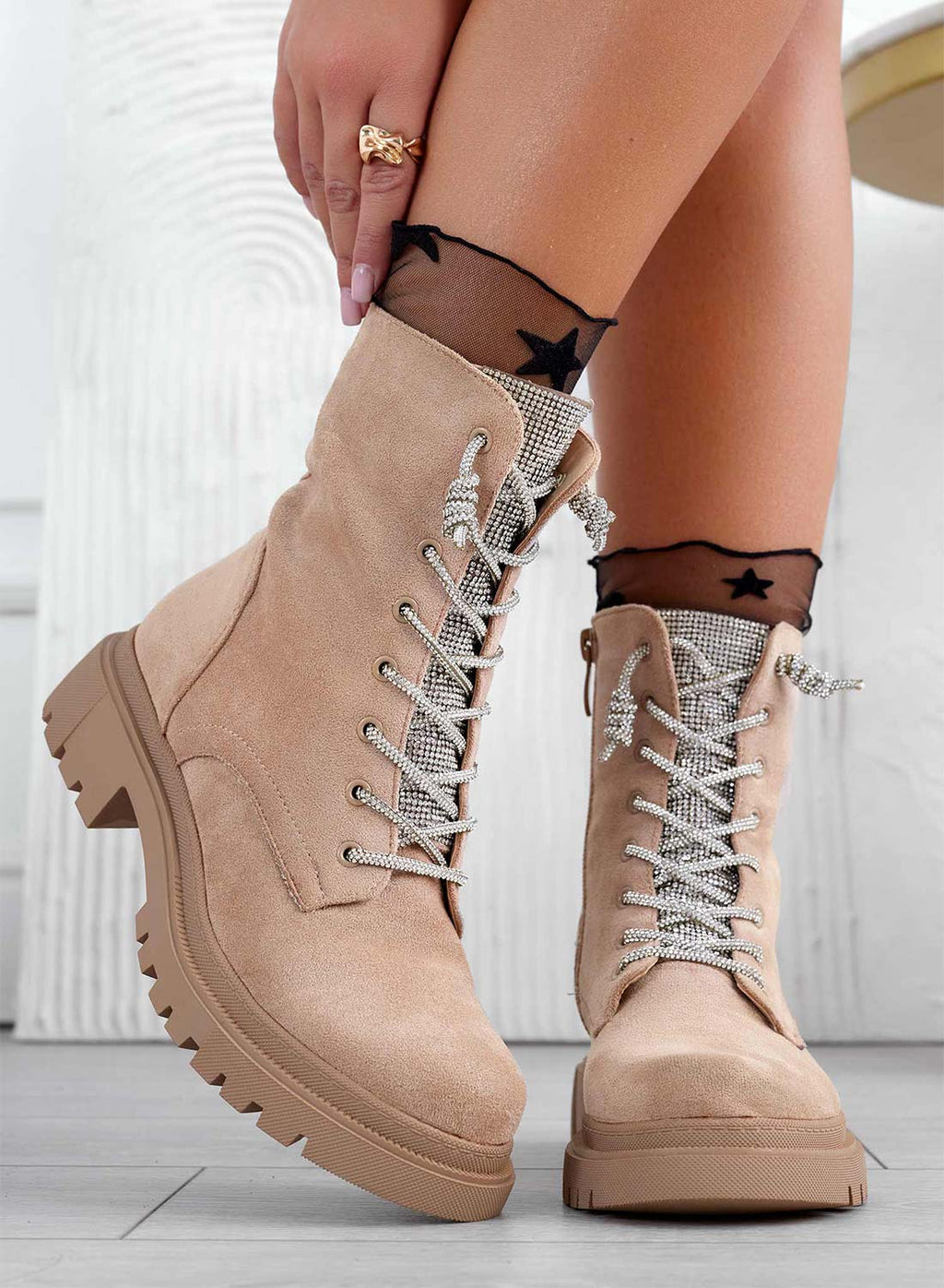 MOIRA - Stivaletti anfibi Alexoo beige con lacci e lingua gioiello