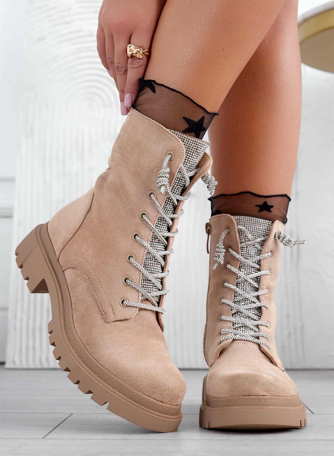 MOIRA - Stivaletti anfibi Alexoo beige con lacci e lingua gioiello
