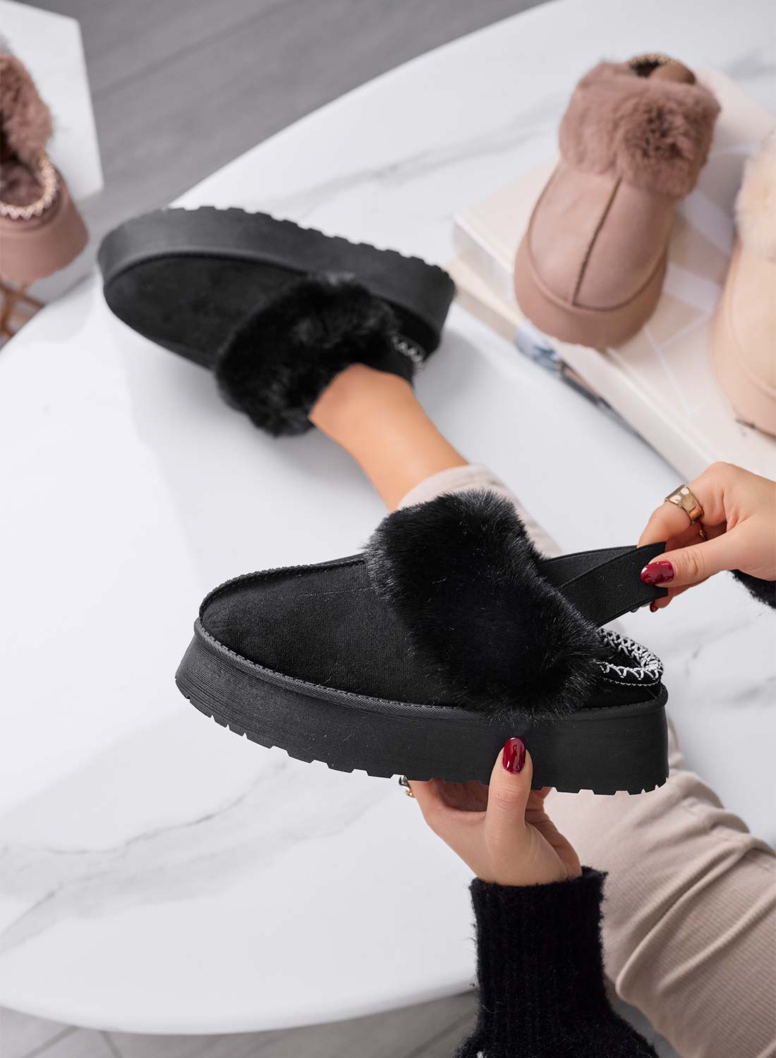 NITRA - Black slippers with synthetic fur lining and elastic band at the back