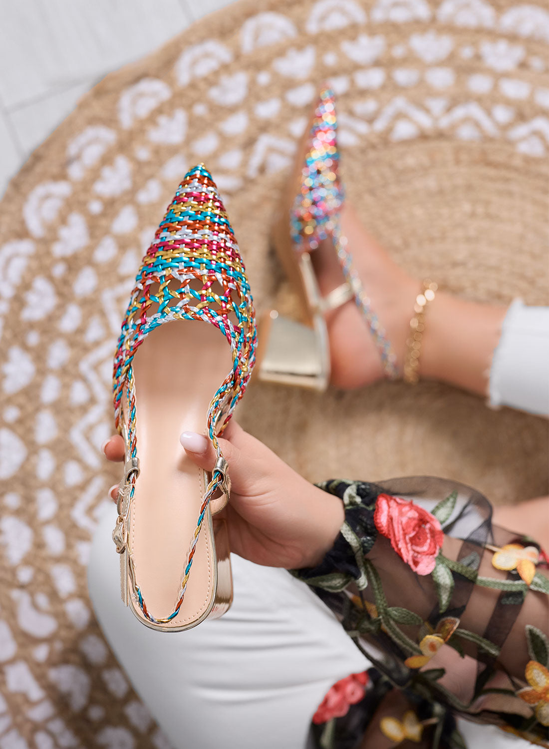 NICOLE - Décolleté multicolor  a punta intrecciata con cinturino e tacco largo oro