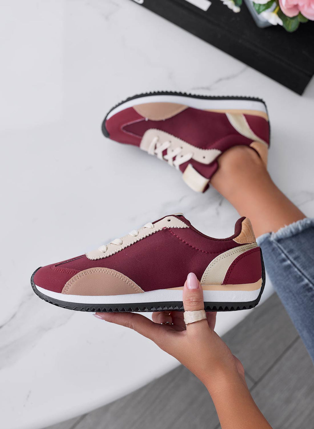 Sneakers bordeaux con inserti beige