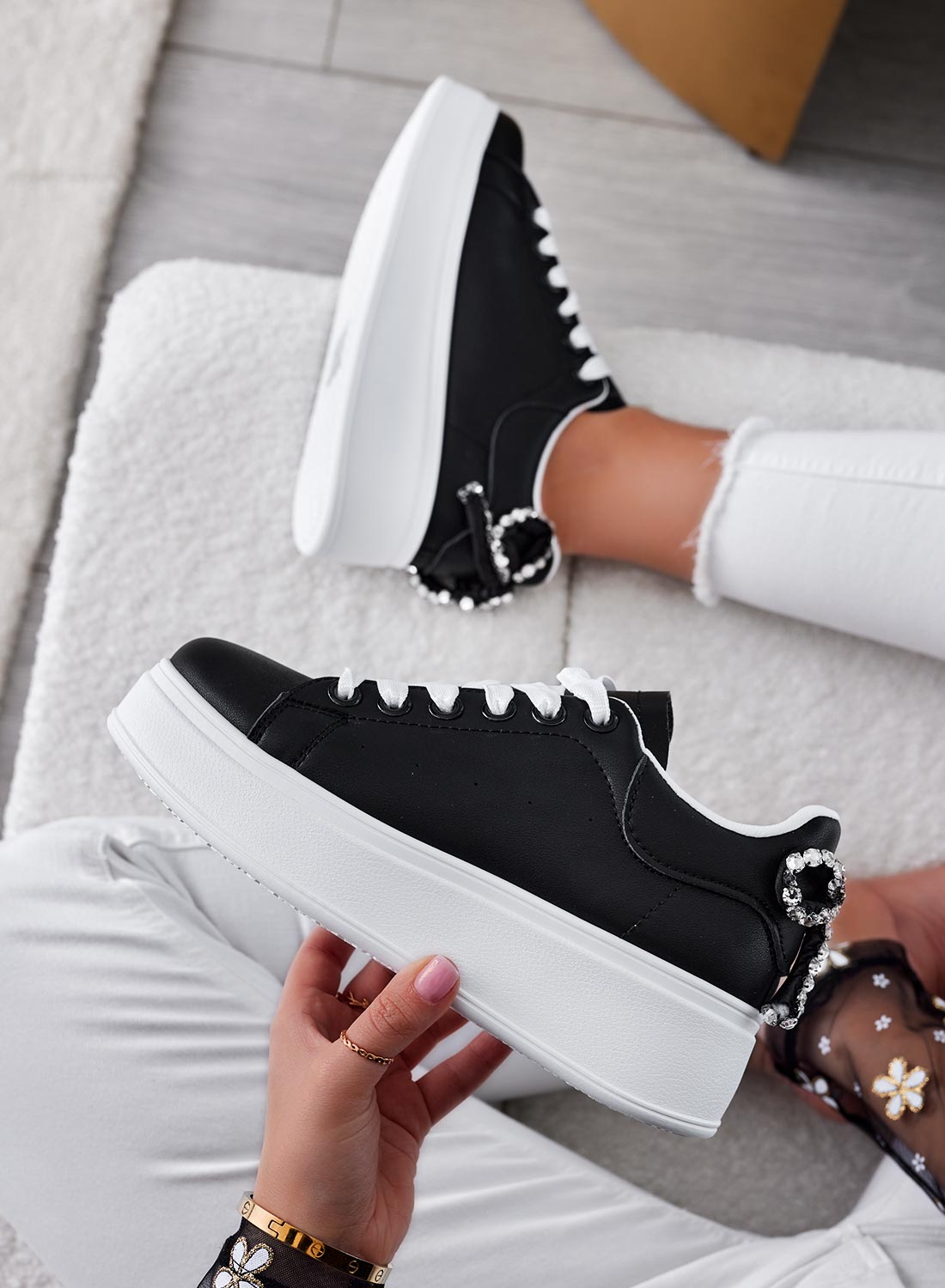 MILE - Sneakers nere con suola spessa e fiocco in strass