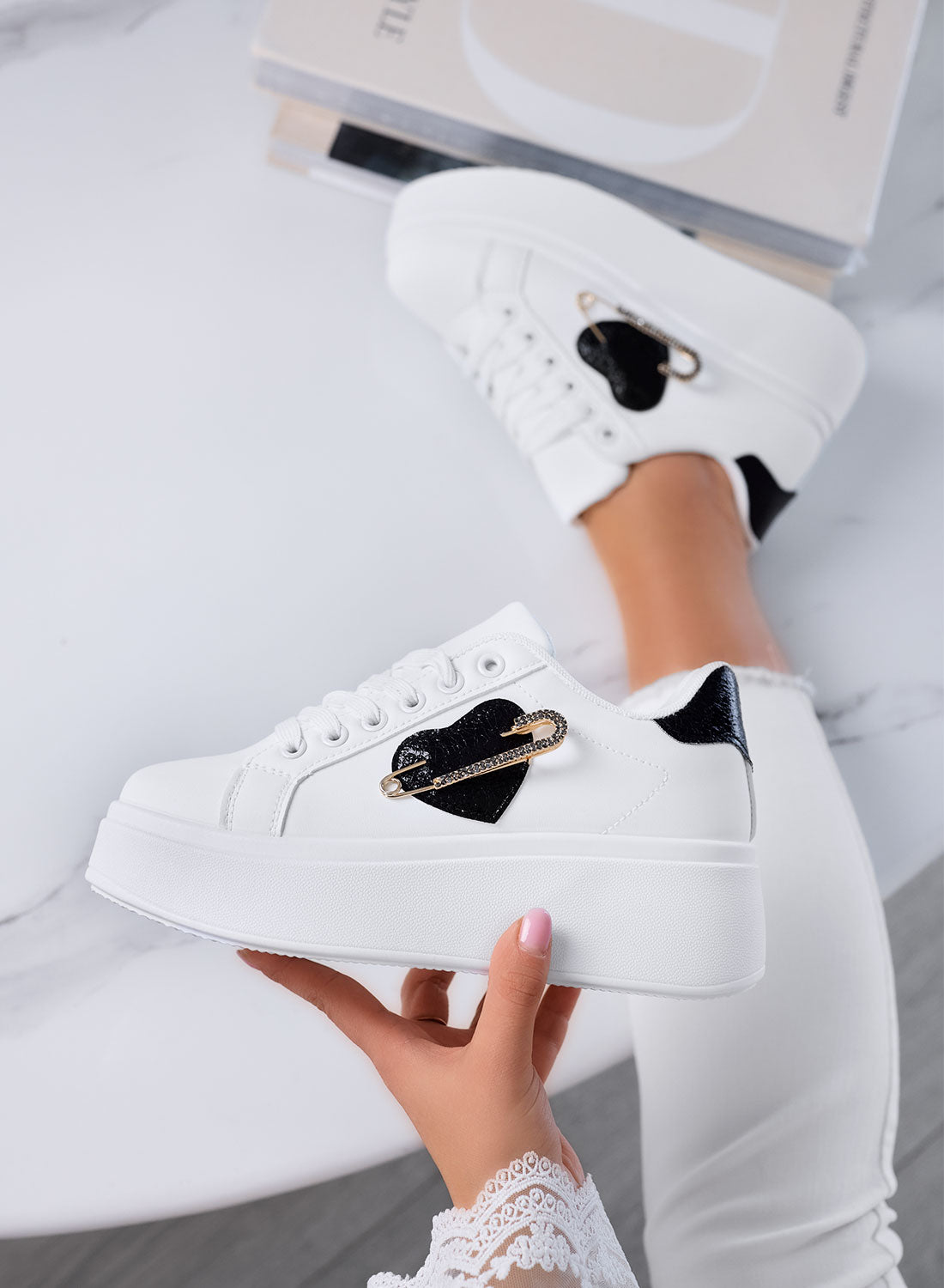 Sneakers platform bianche con applicazione spilla gioiello