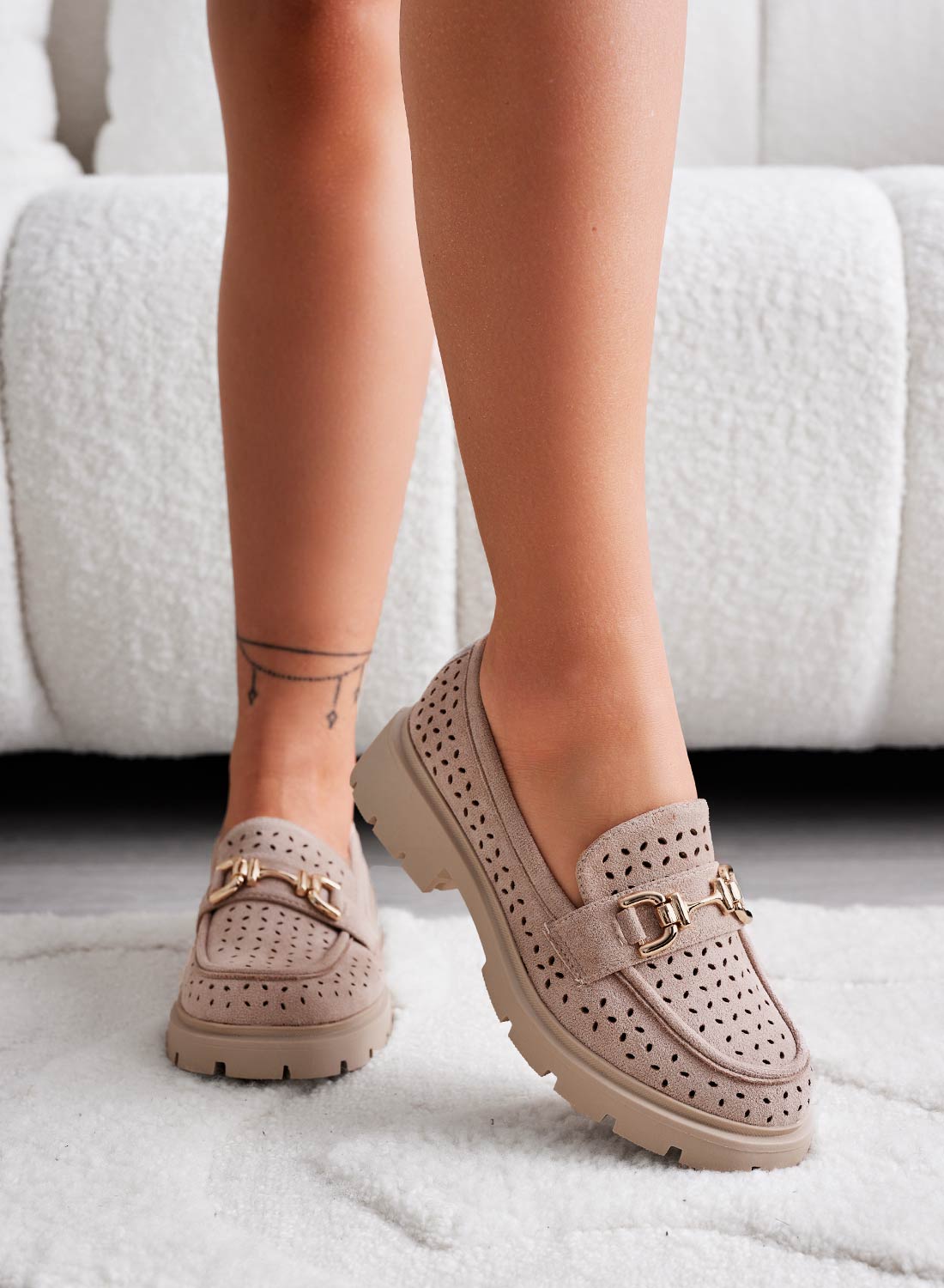 TOKYO - Mocassins taupe perforés avec boucle dorée
