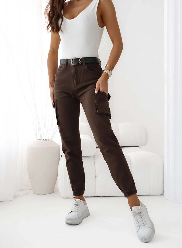 Pantalone marrone cargo con tasche laterali