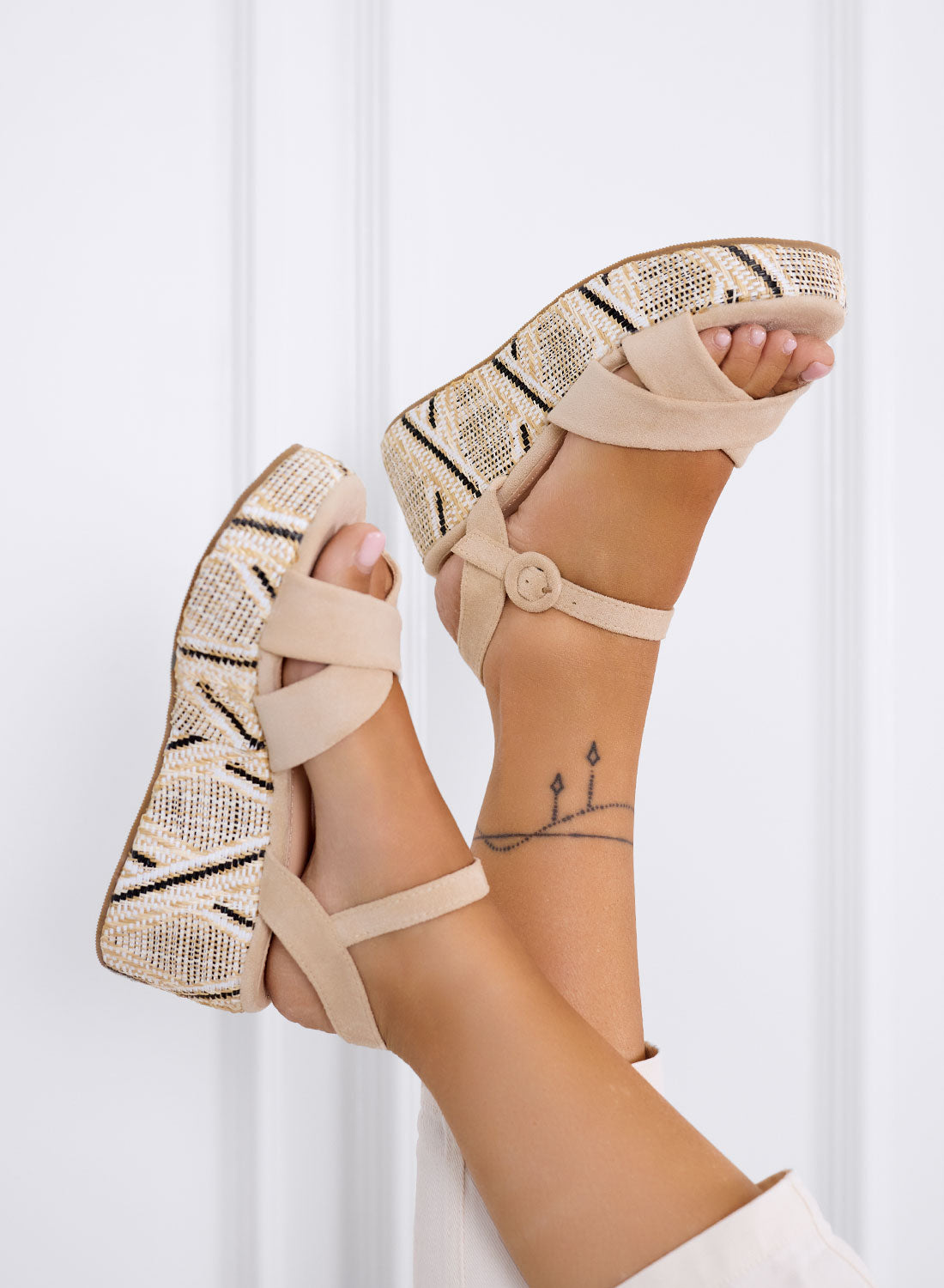 HONEY - Sandali beige con suola platform lavorata e cinturino alla caviglia