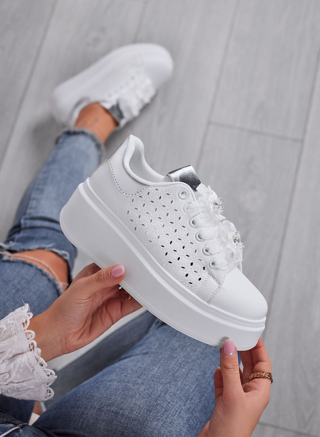 ZELDA - Baskets blanches pour femme avec semelle épaisse et détails floraux