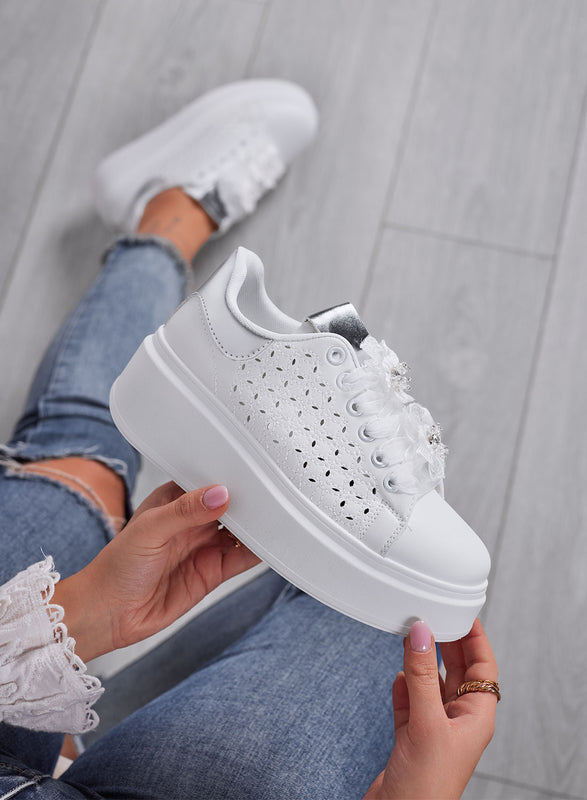 ZELDA - Sneakers bianche da donna con suola spessa e dettagli floreali
