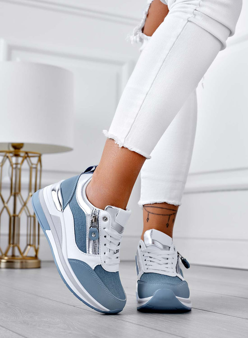 Sneakers bianche con inserti blu jeans