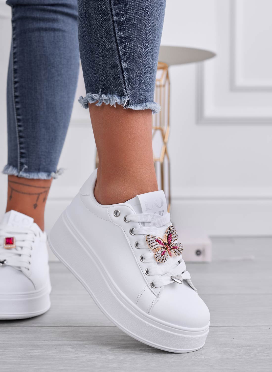 SAVERIA - Sneakers bianche con applicazione gioiello farfalla
