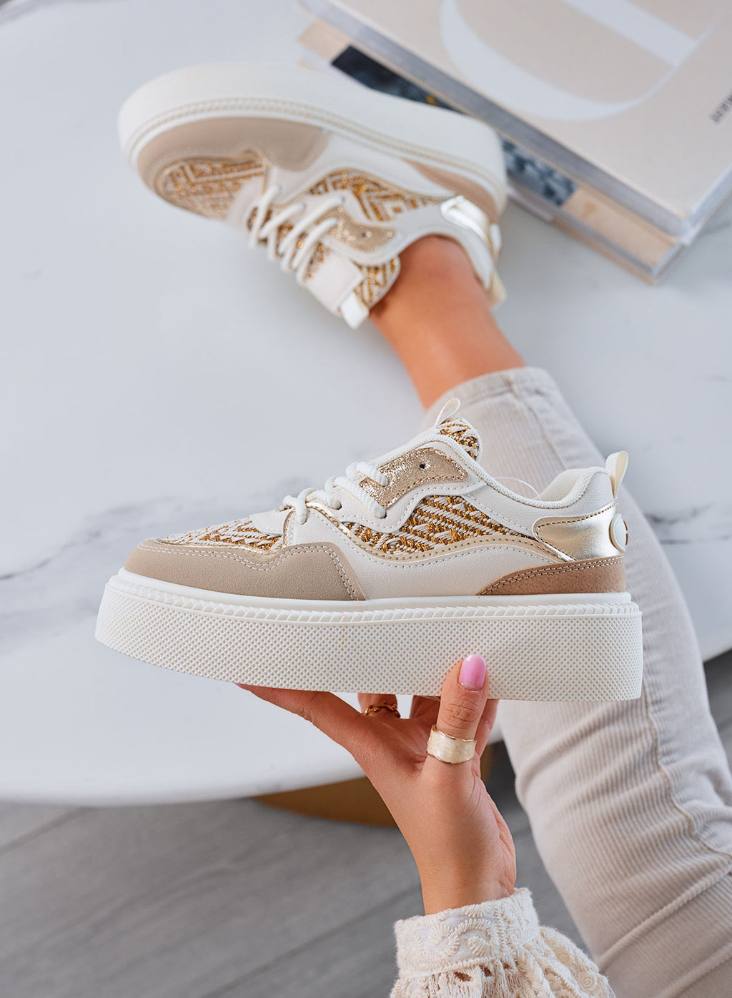 MILLY - Sneakers beige con inserti in tessuto laminato oro