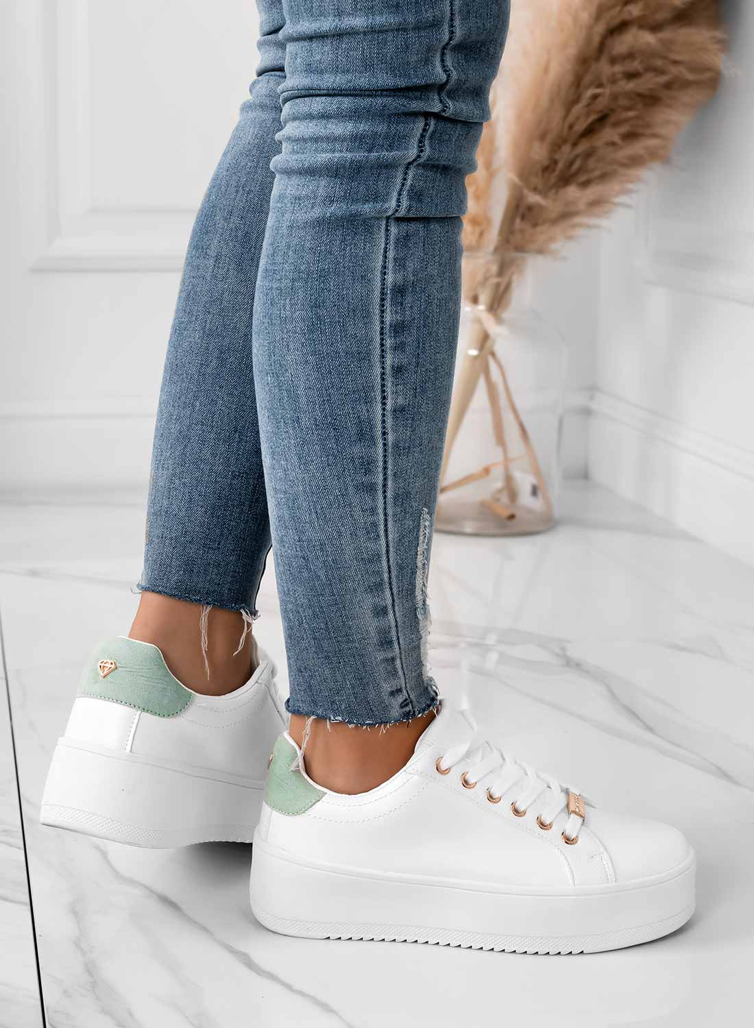 CARRY - Baskets blanches avec finitions dorées et arrière vert