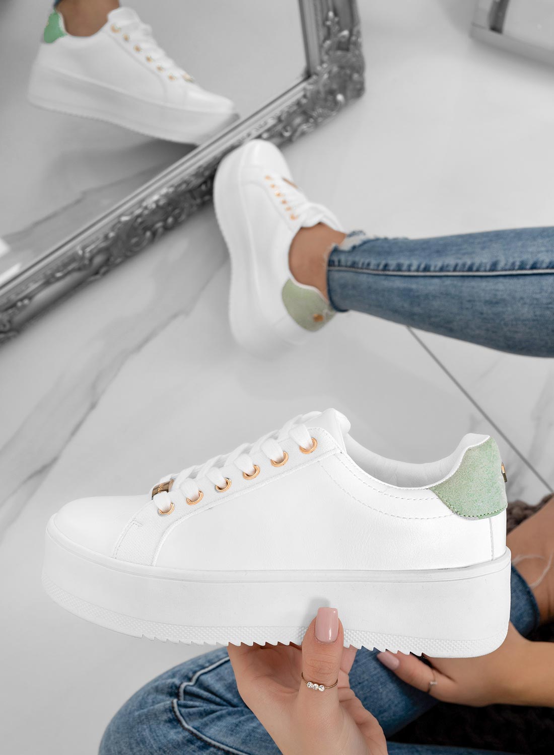 CARRY - Baskets blanches avec finitions dorées et arrière vert
