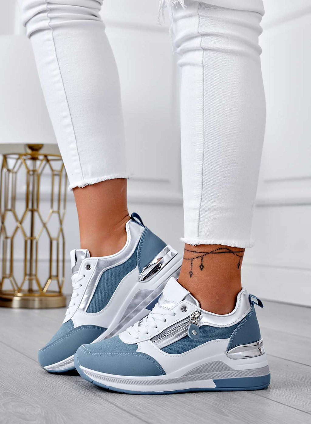 Sneakers bianche con inserti blu jeans