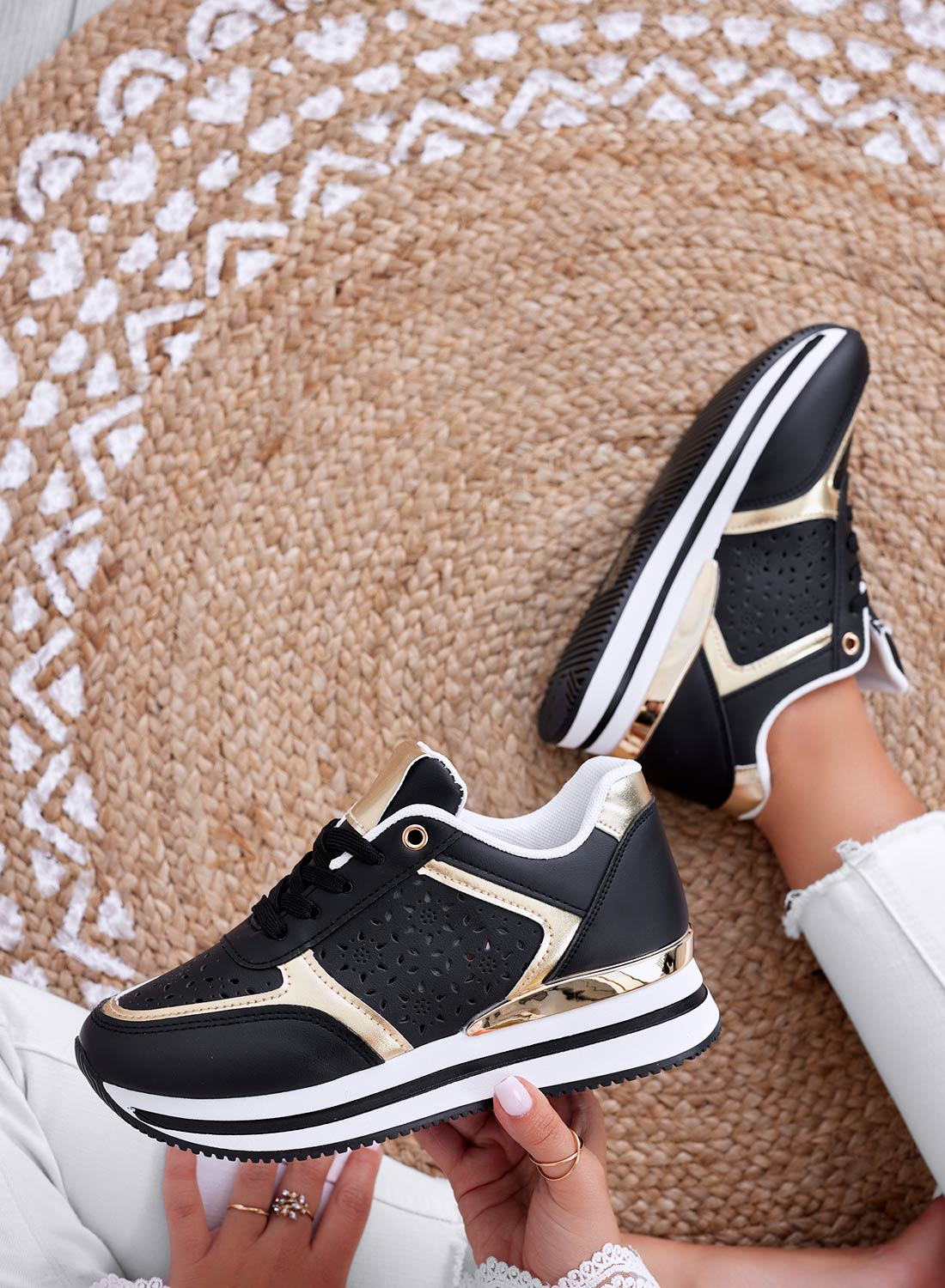 MINA - Sneakers nere traforate con inserti oro