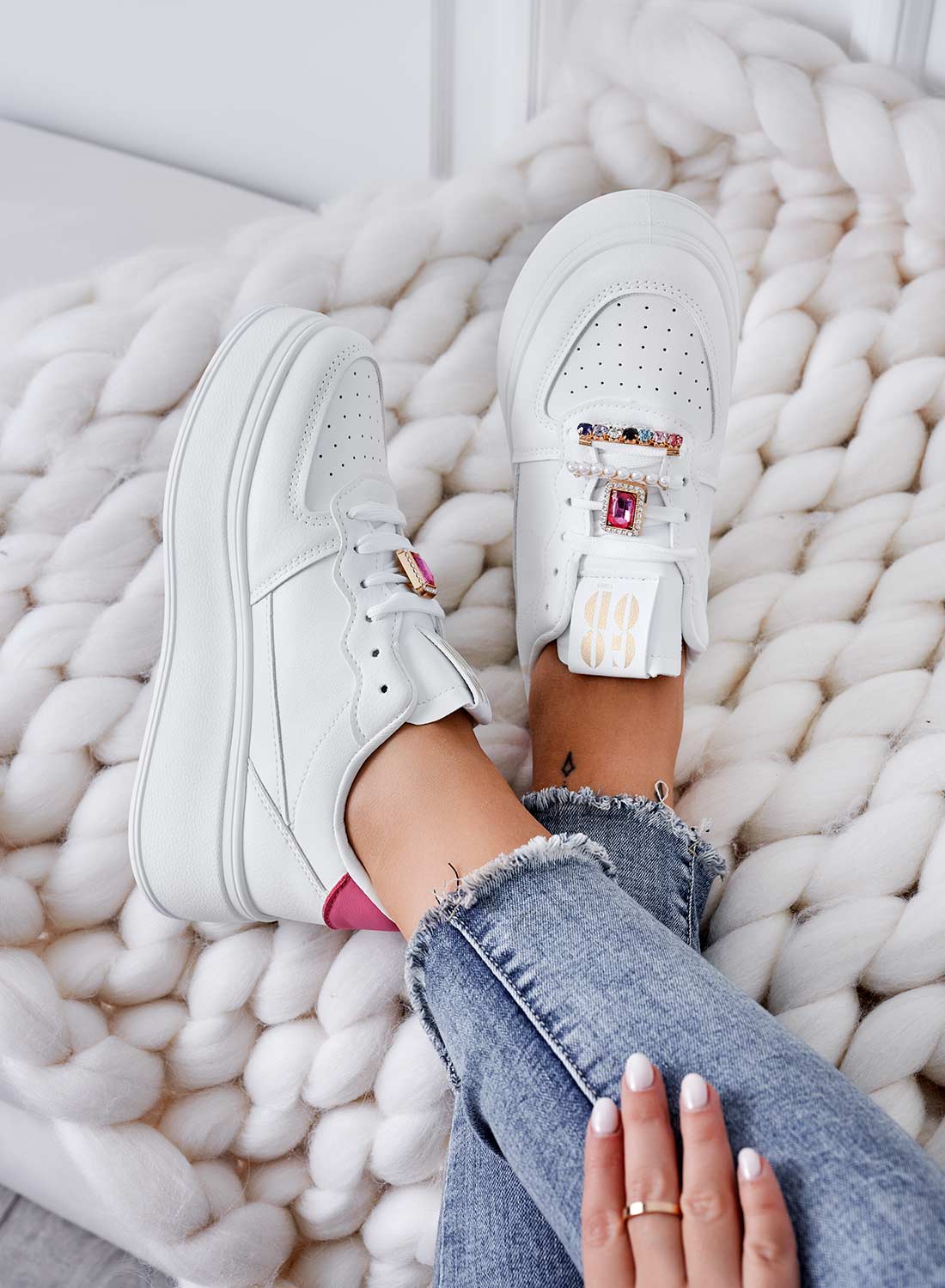Sneakers bianche con applicazioni gioiello e retro fuxia