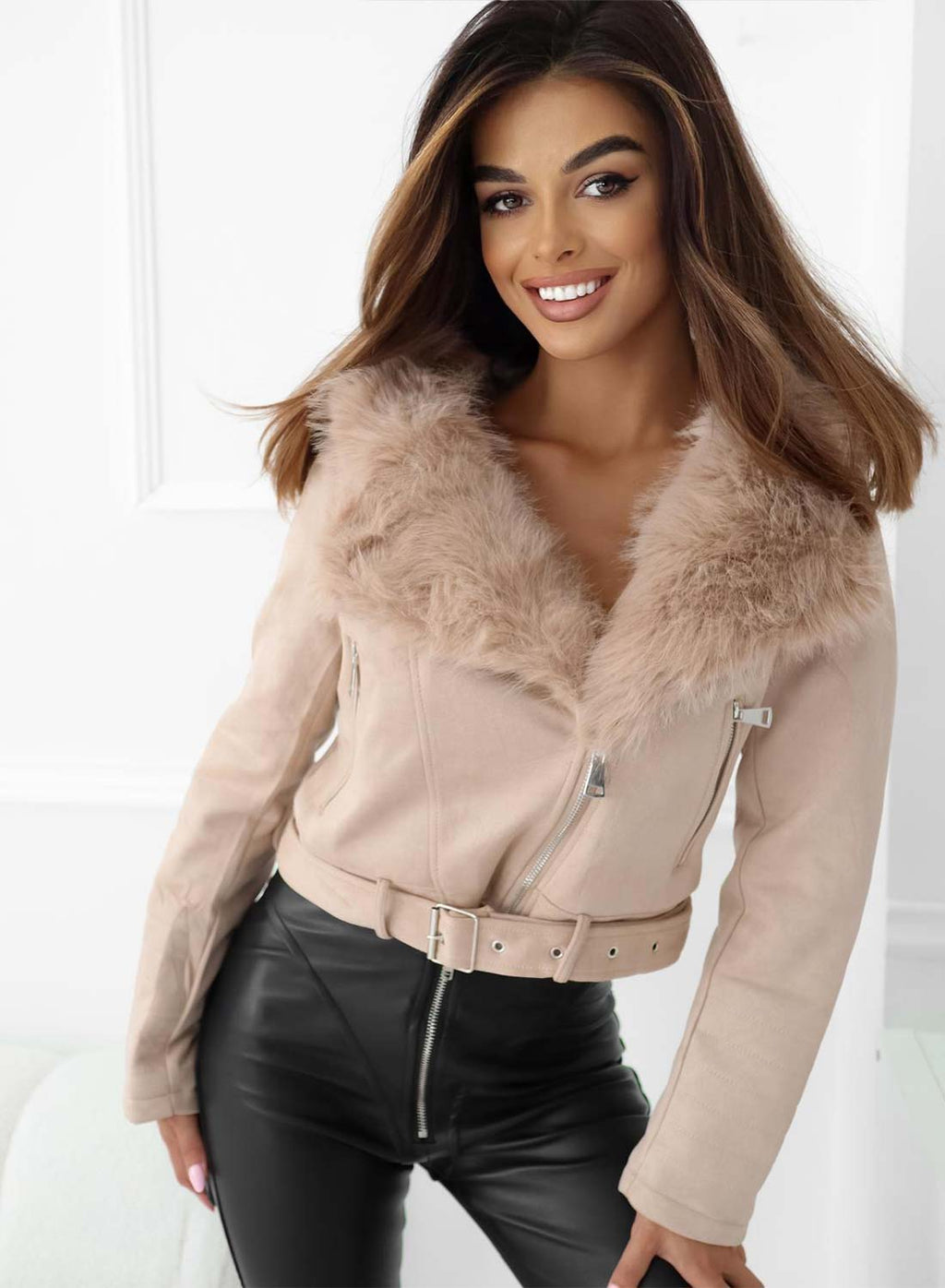 Giacca beige con cappuccio in ecopelliccia