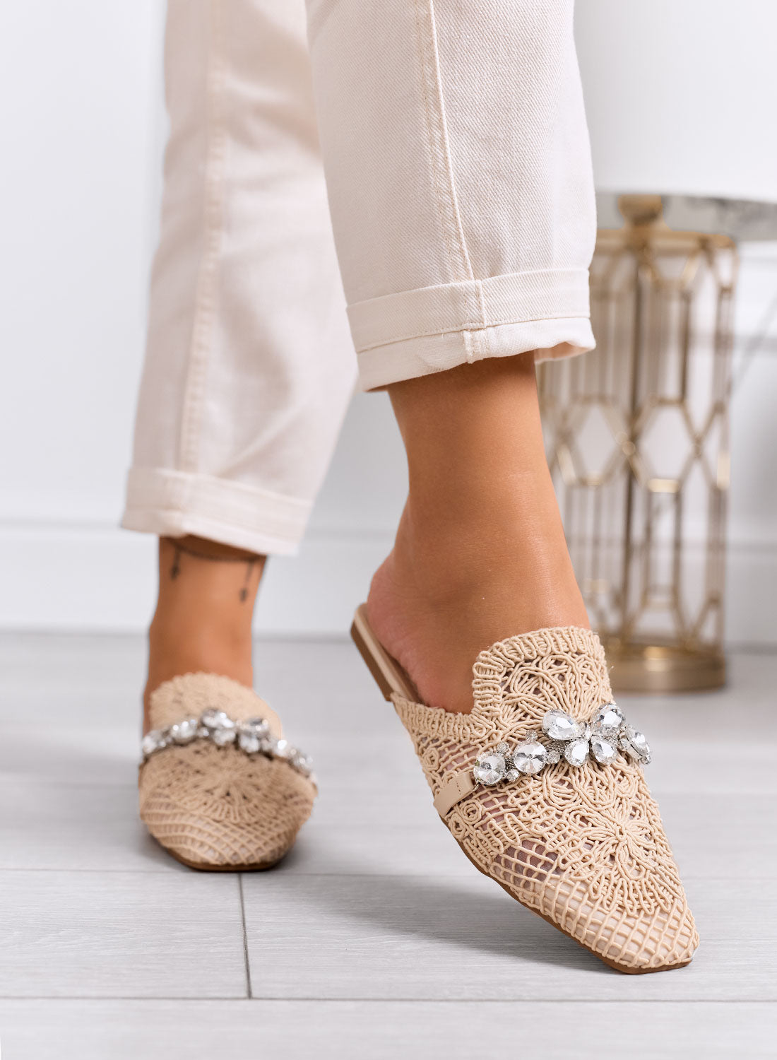 ORIETTA - Beige lace mules with rhinestones and square toe