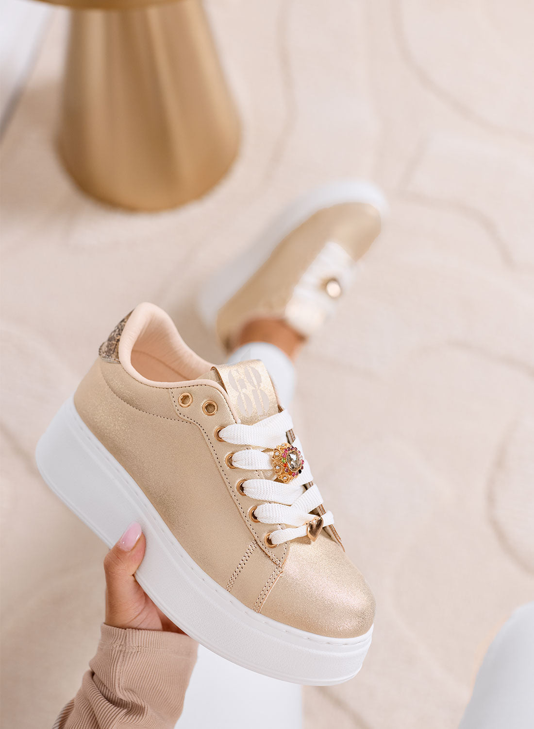 CETTY - Sneakers oro con charms gioiello e suola platform bianca