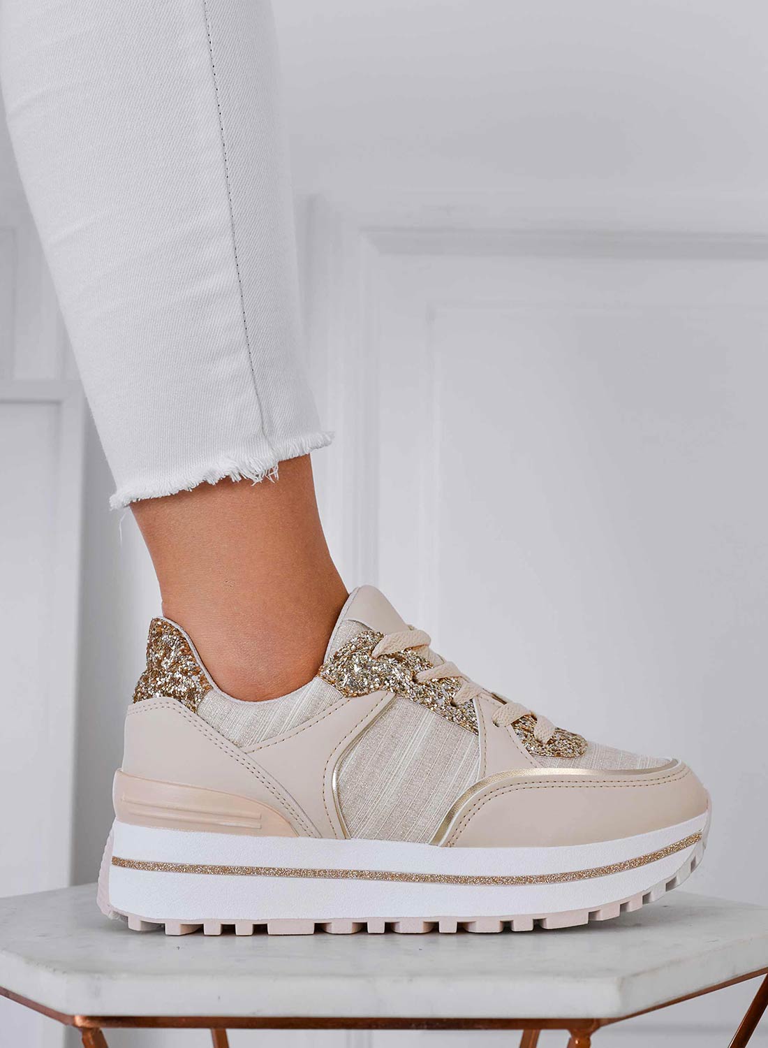 Sneakers beige con inserti glitter oro