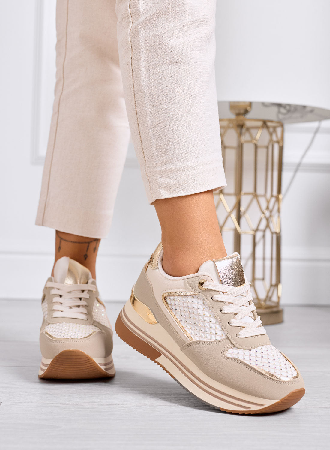 MELEK - Sneakers beige con inserti oro e suola platform