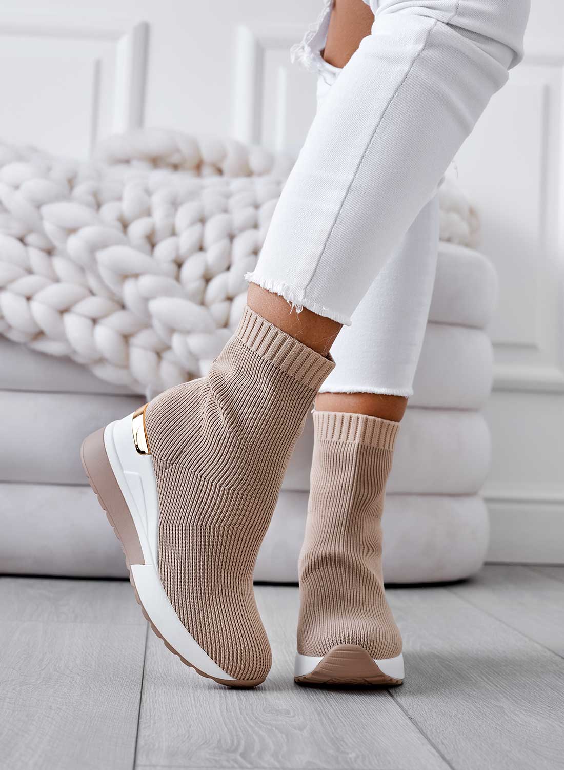 JUNA - Bottines beiges en tissu élastique avec semelle compensée