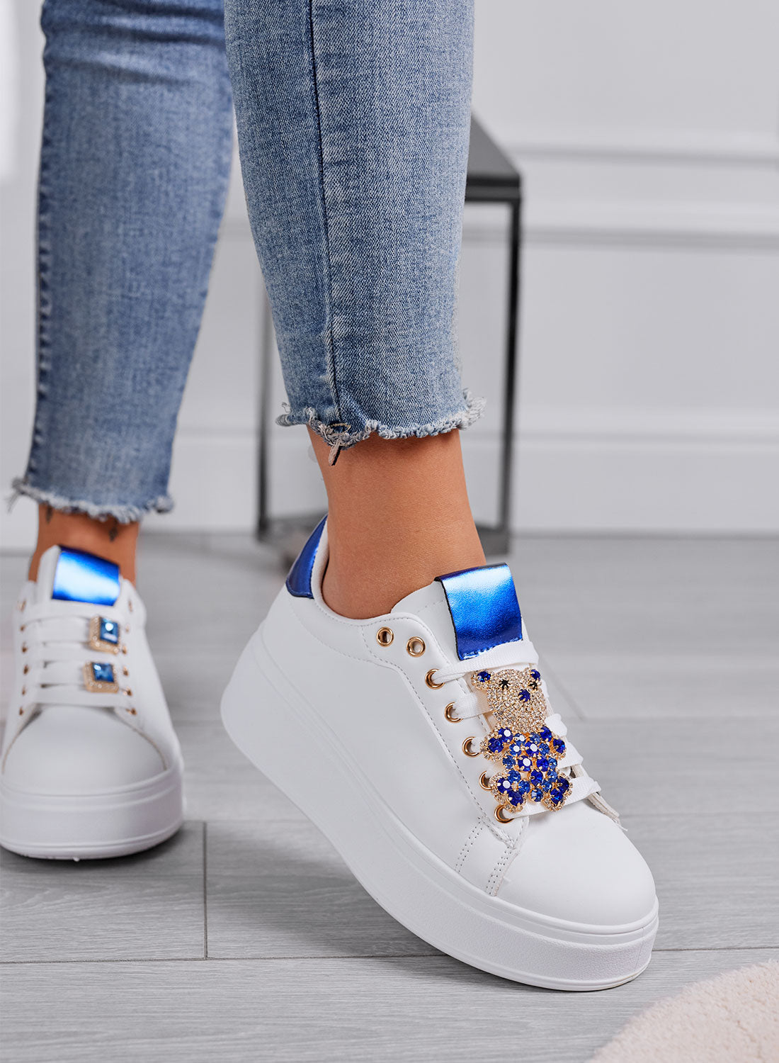 TANIA - Sneakers bianche con teddy gioiello blu