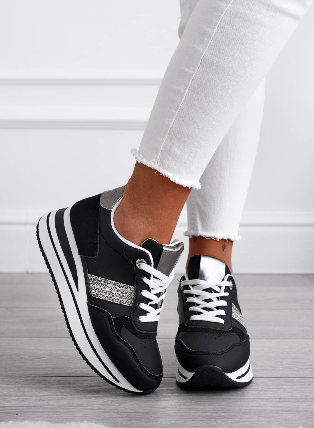 Sneakers nere con inserti e strass argento