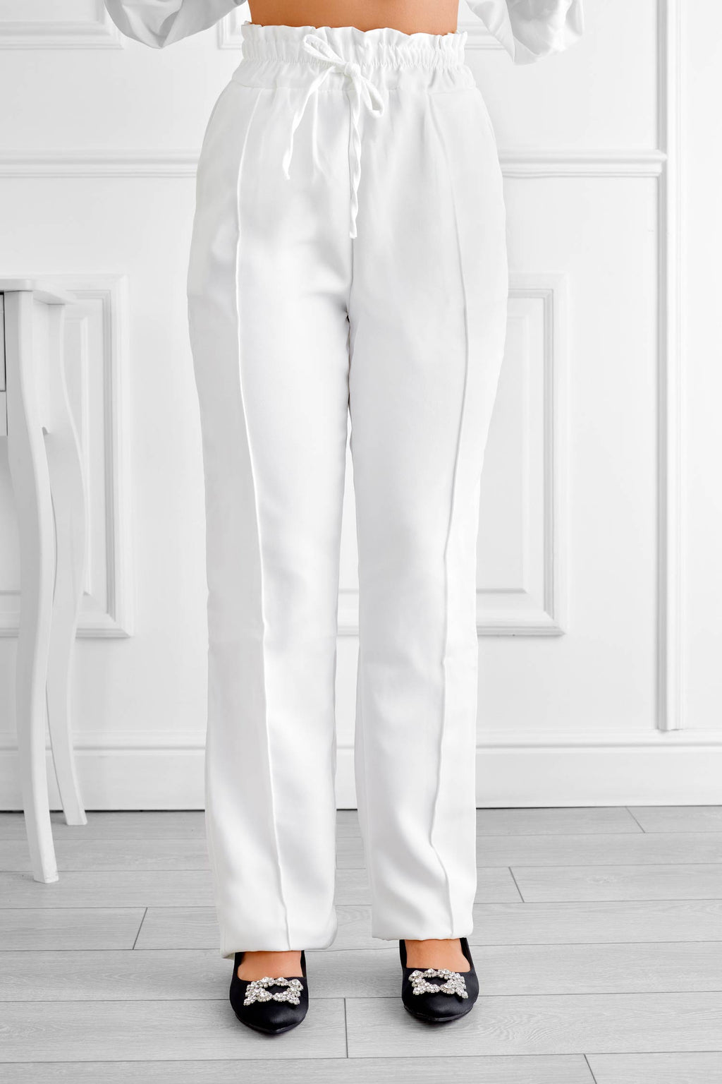 Pantalone bianco con molla e laccio in vita
