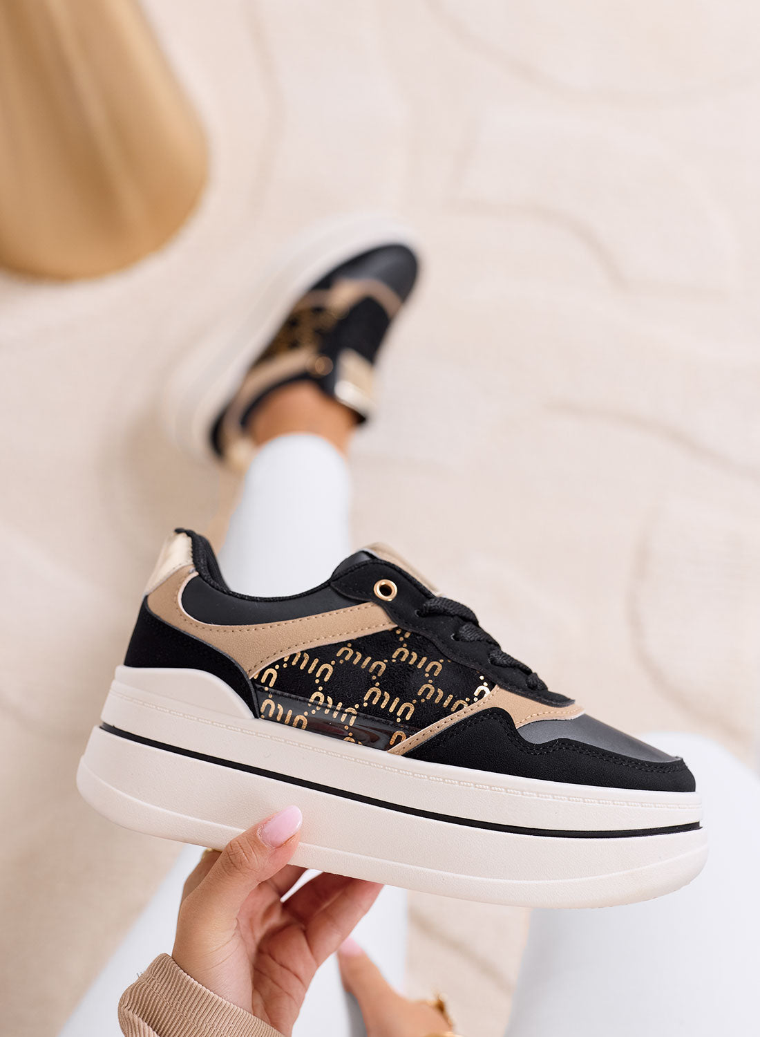 LOREDANA - Sneakers nere con dettagli oro e maxi suola platform