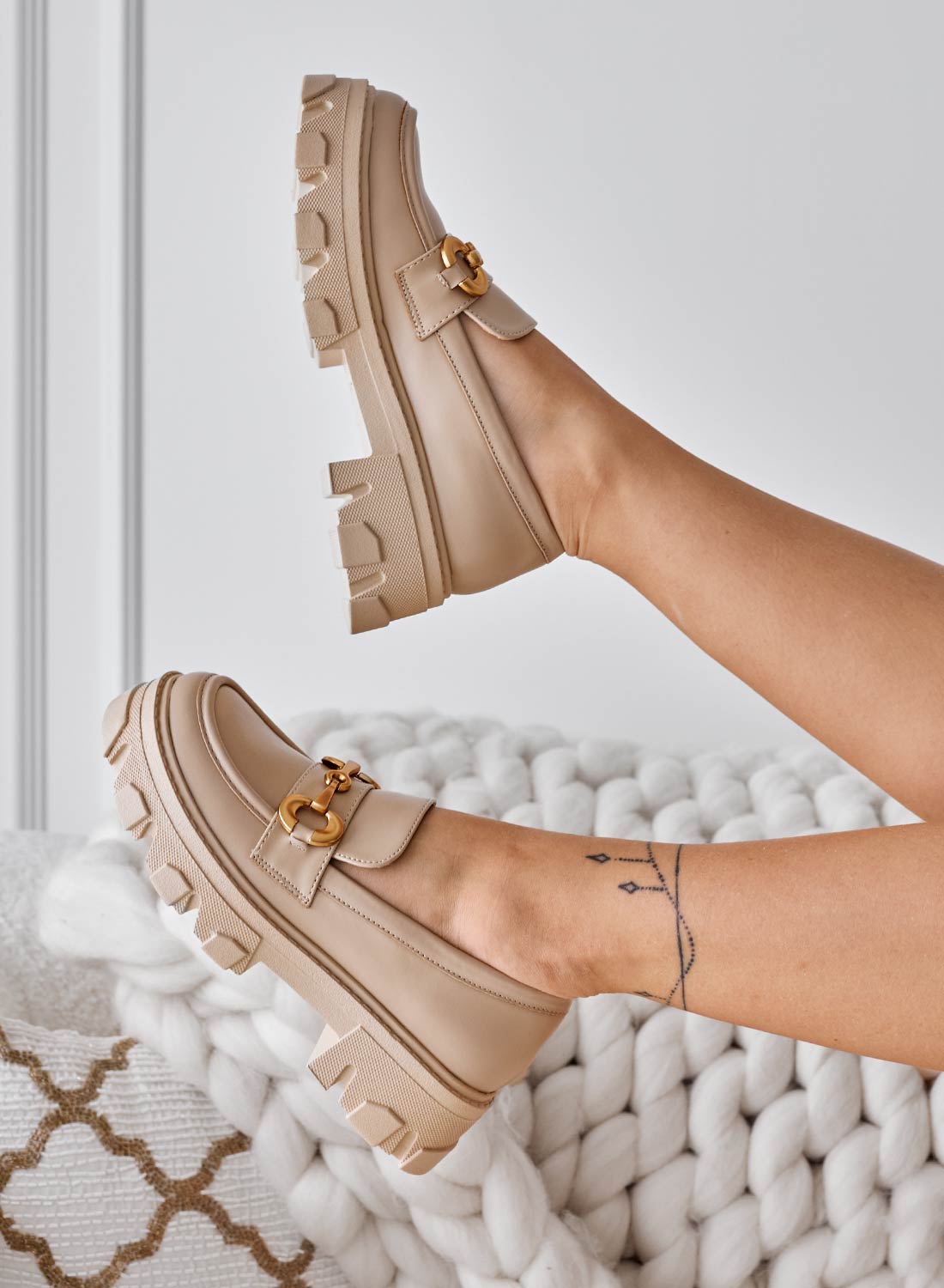 AGNESE - Mocassini beige con fibbia oro