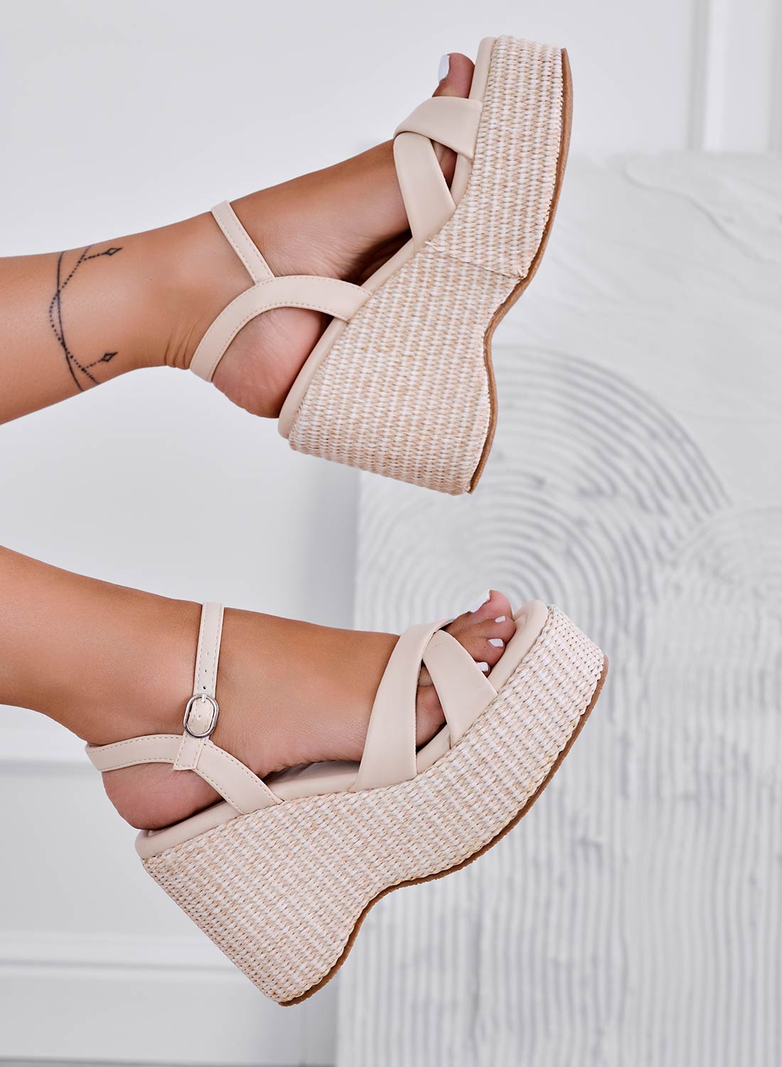 Sandali beige con zeppa intrecciata e cavigliera