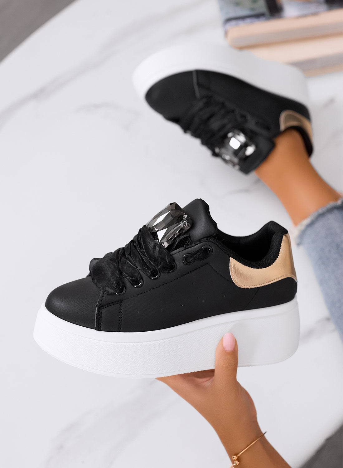 OLIVIA - Baskets plateforme noires avec détail bijou et arrière doré