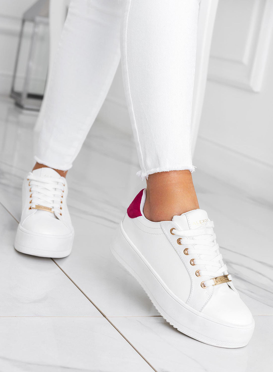 CARRY - Sneakers Bianche Alexoo con rifiniture oro e retro fuxia