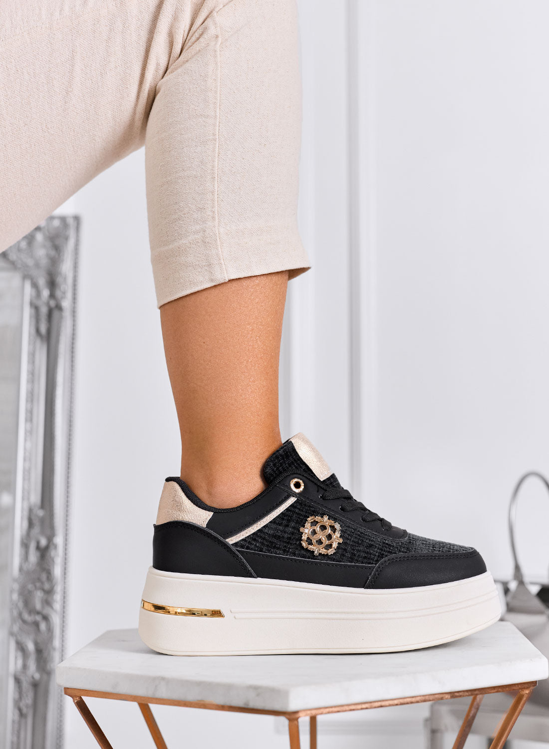 PILAR - Sneakers nere con dettagli oro e suola platform
