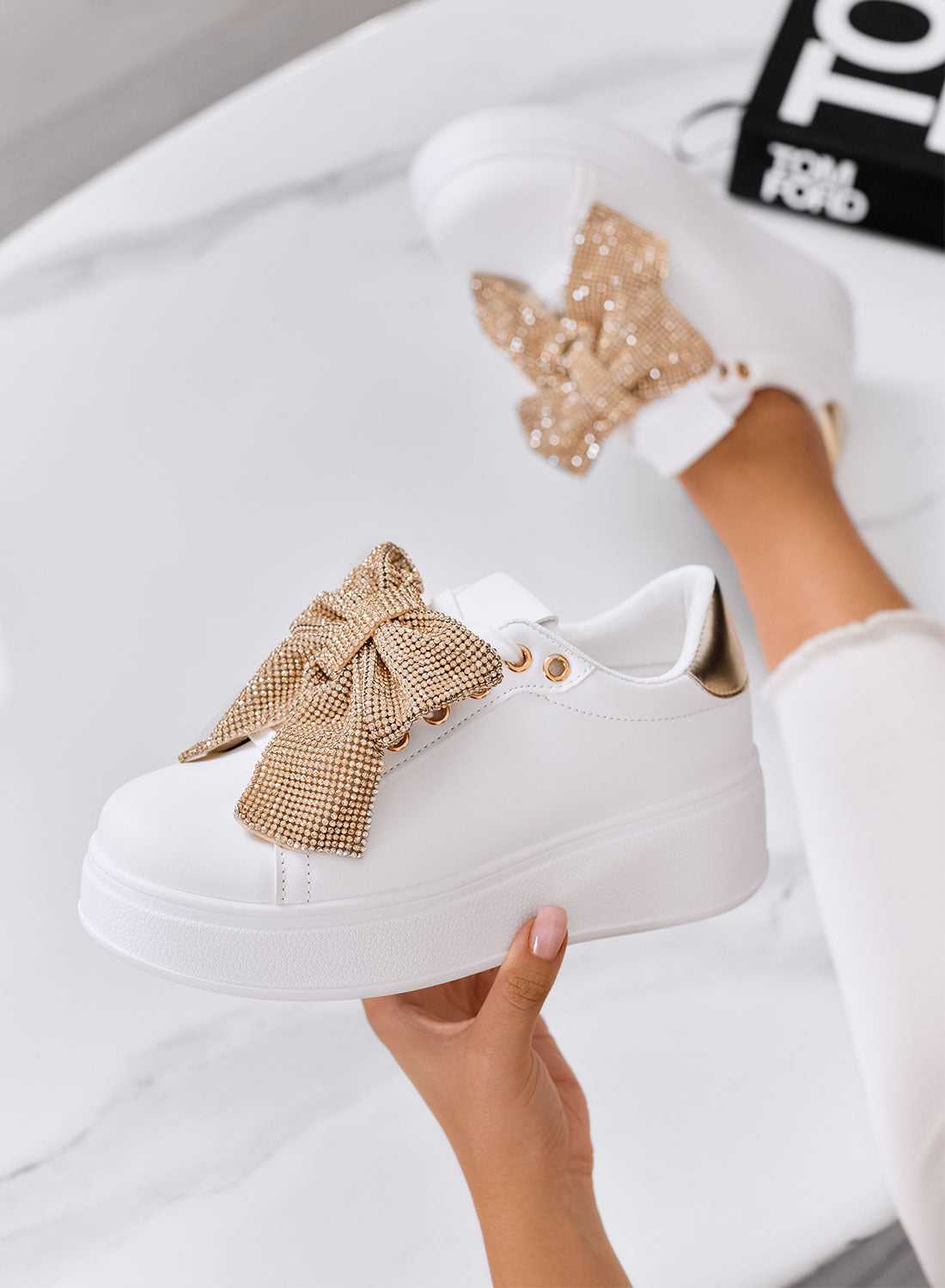 BELGA - Baskets blanches avec nœud en strass doré