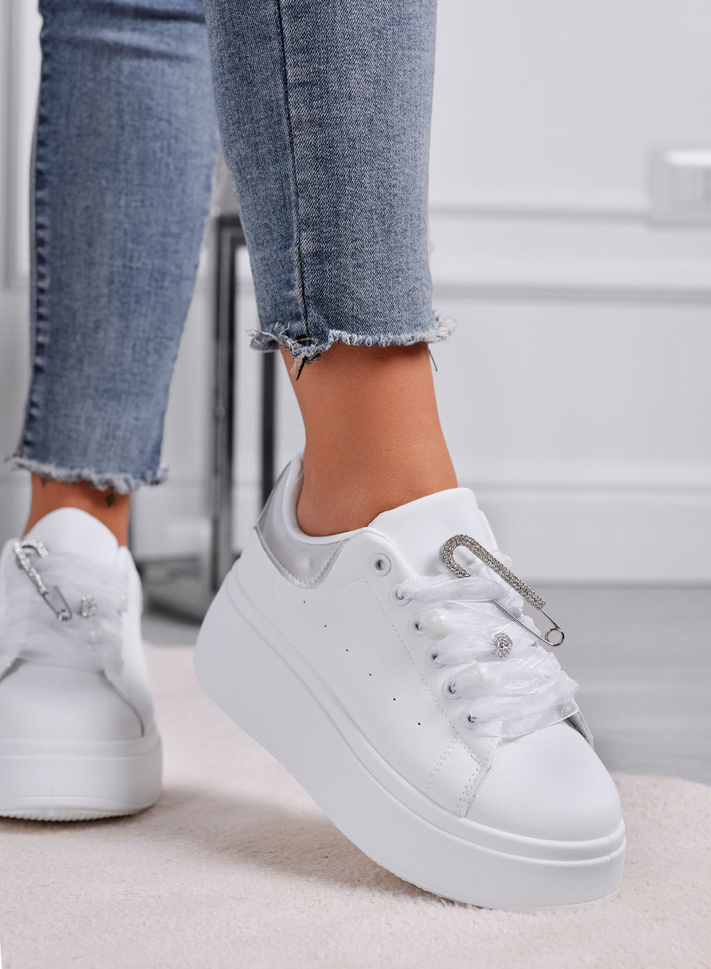 ANGY - Sneakers bianche platform con lacci in organza grigi e spilla gioiello