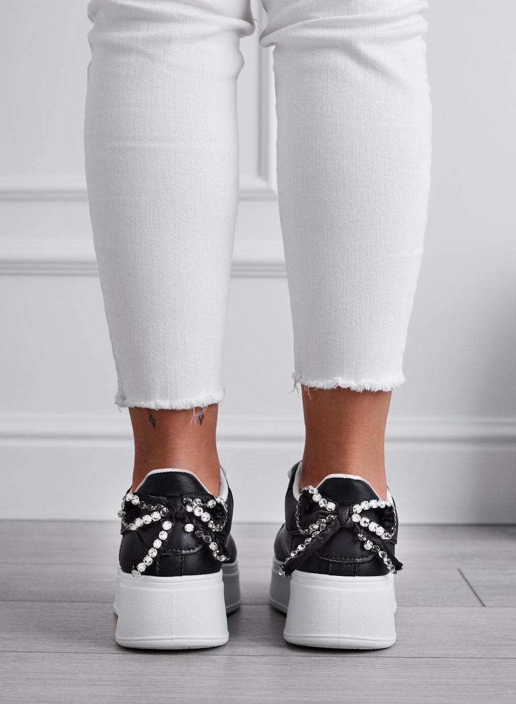 MILE - Sneakers nere con suola spessa e fiocco in strass