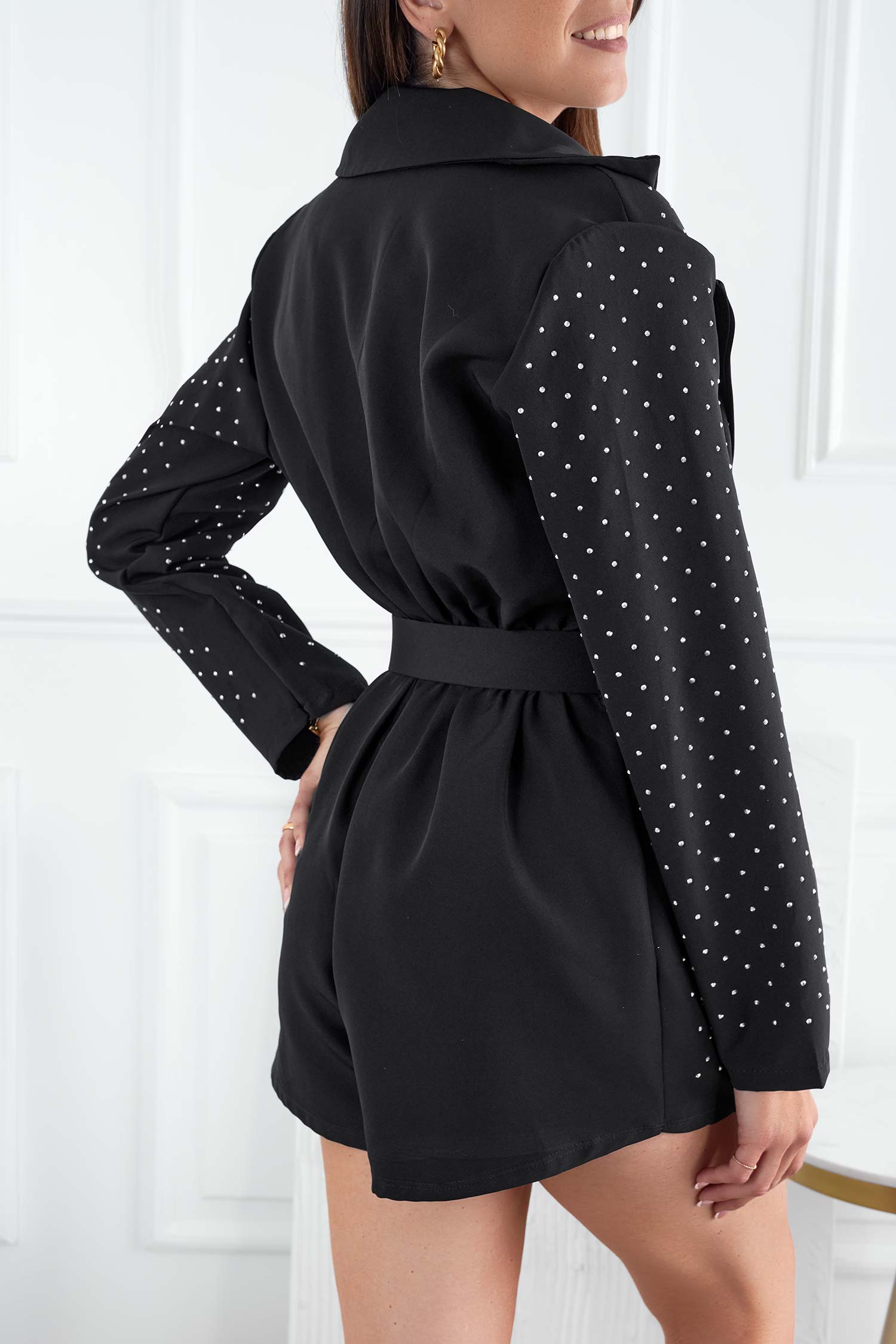 Combinaison courte noire avec décolleté profond et strass