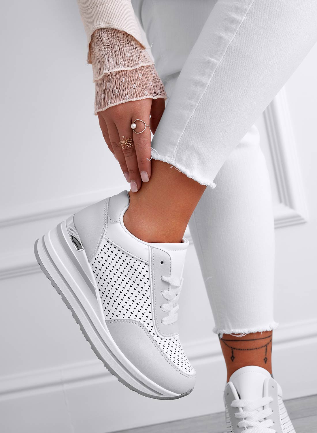 LUE - Sneakers traforate bianche con suola spessa