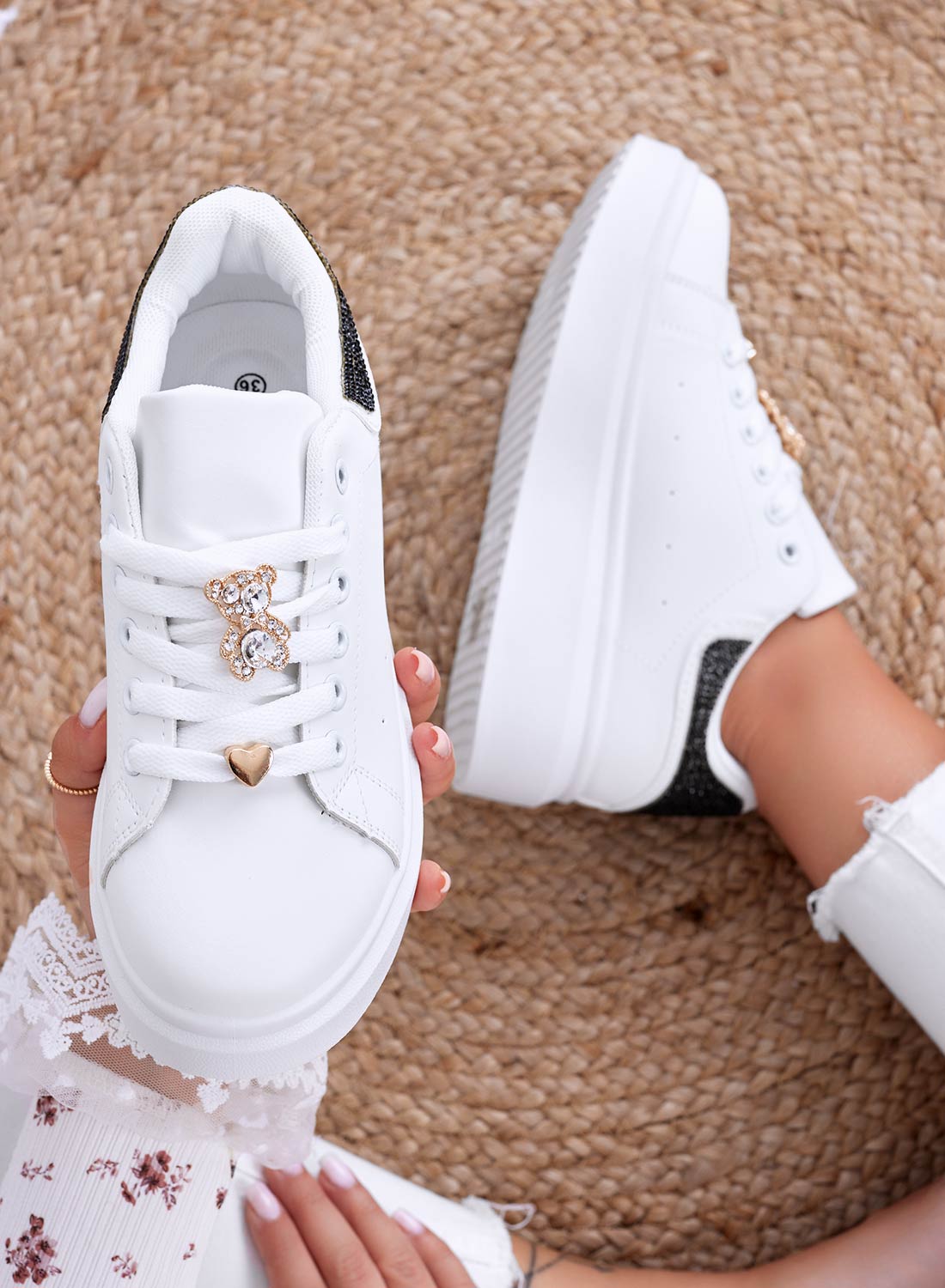 LAURA - Sneakers bianche con applicazione gioiello e retro nero in strass