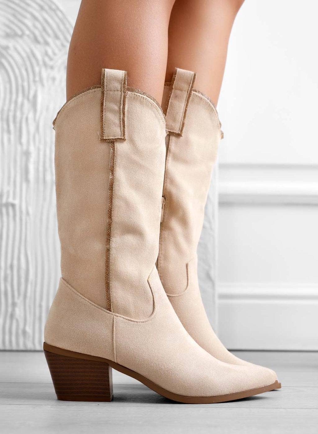 PRISMA - Bottines beige style cowboy avec bords ornés de strass