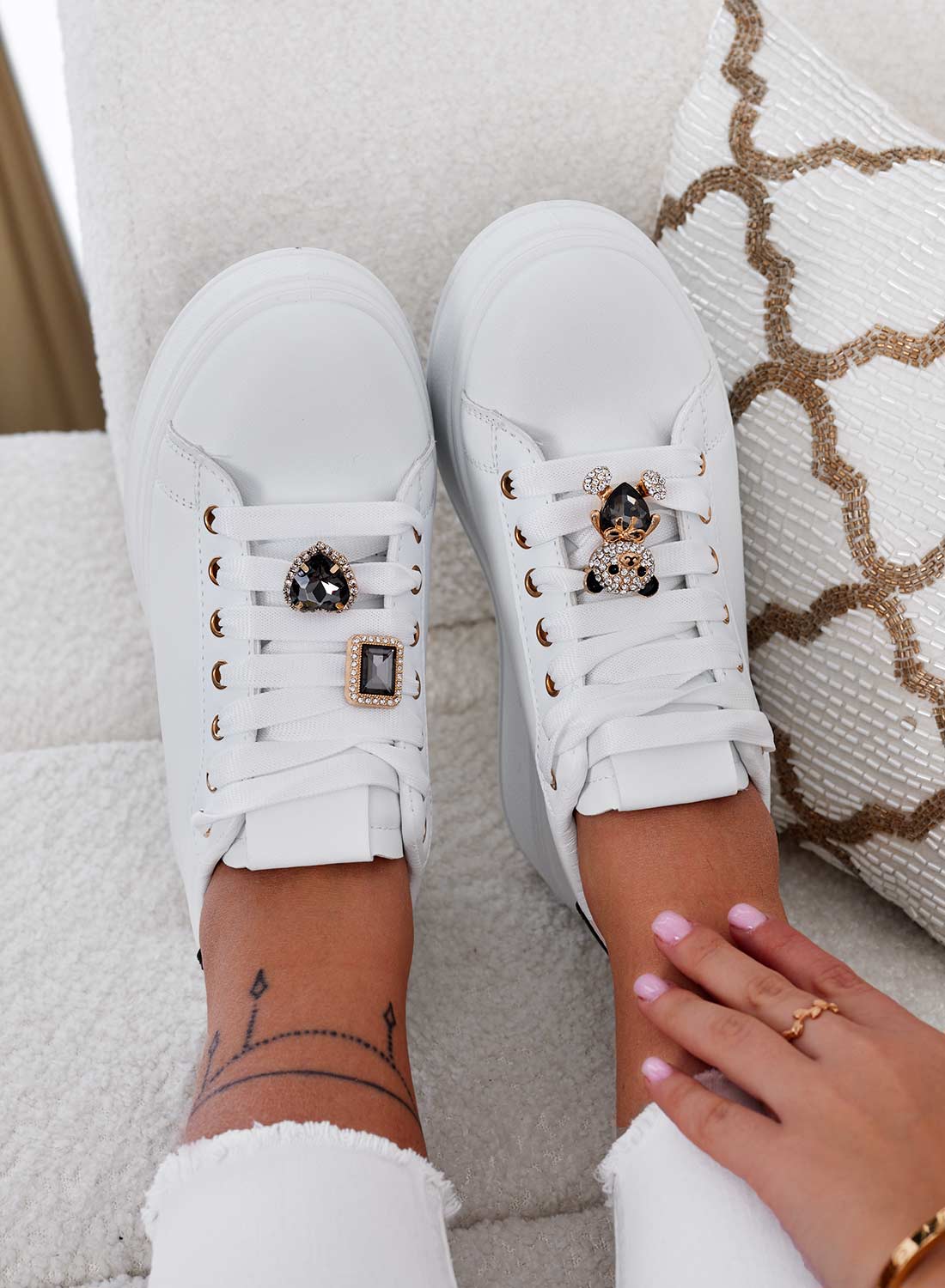 Baskets blanches avec talon noir et ourson bijou