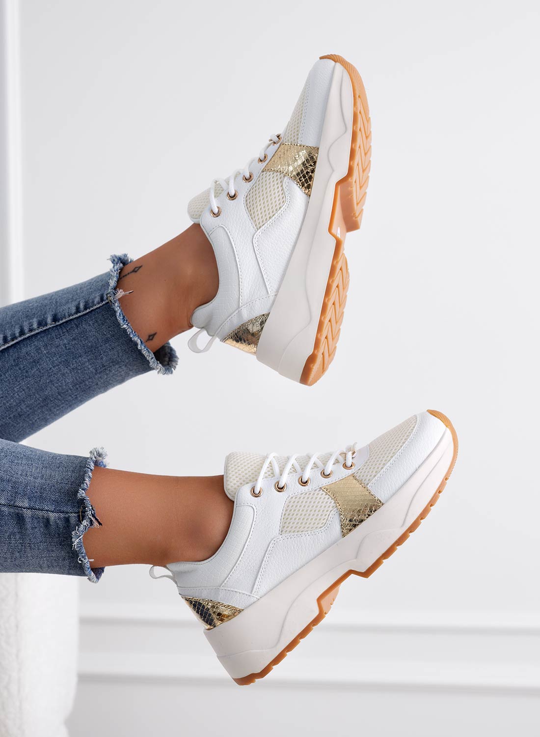 Sneakers Alexoo bianche traforate con inserti oro